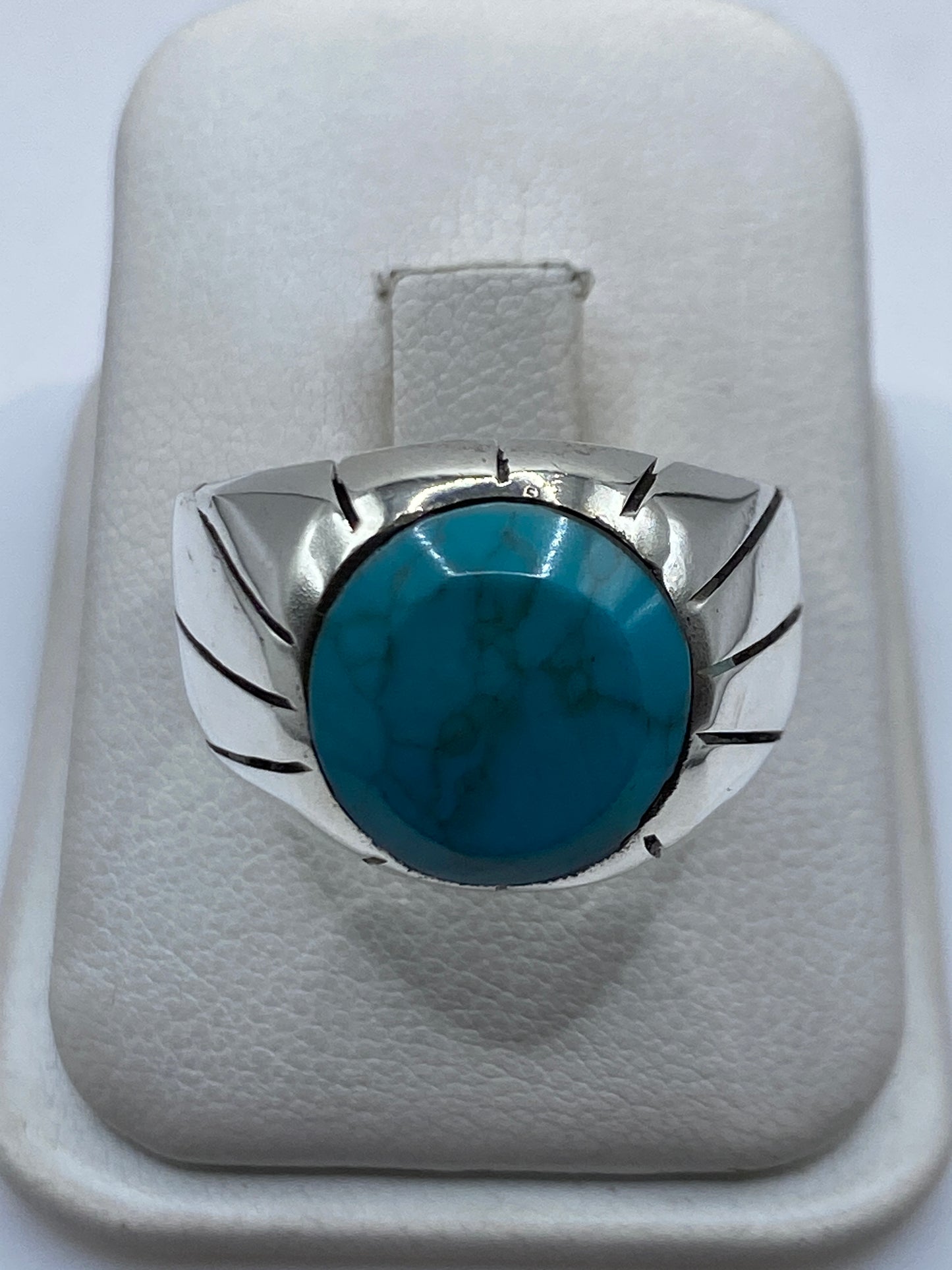 Anillo de plata .925 con turquesa azul cielo engastada, talla 13, sobre estuche blanco