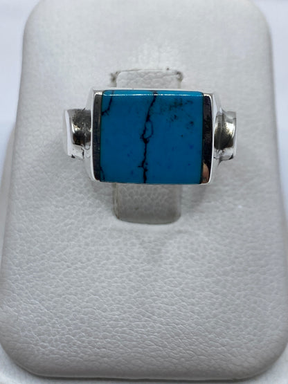 Anillo de plata con turquesa azul cielo engastada a mano en dedo