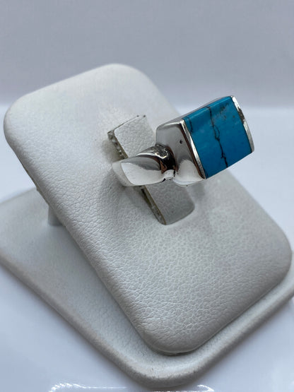Vista frontal del anillo rectangular de turquesa y plata .925