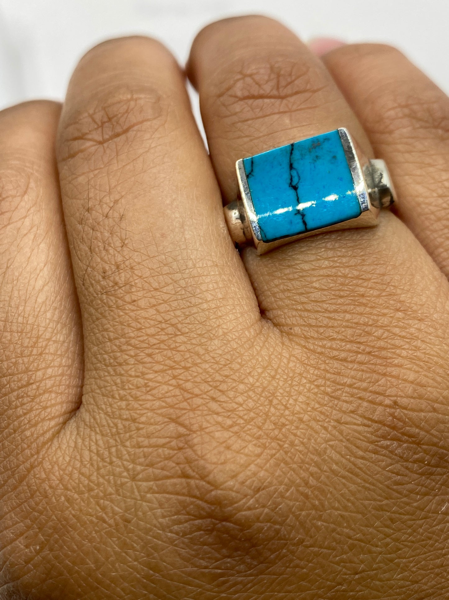 Anillo sobre fondo blanco mostrando el diseño geométrico minimalista