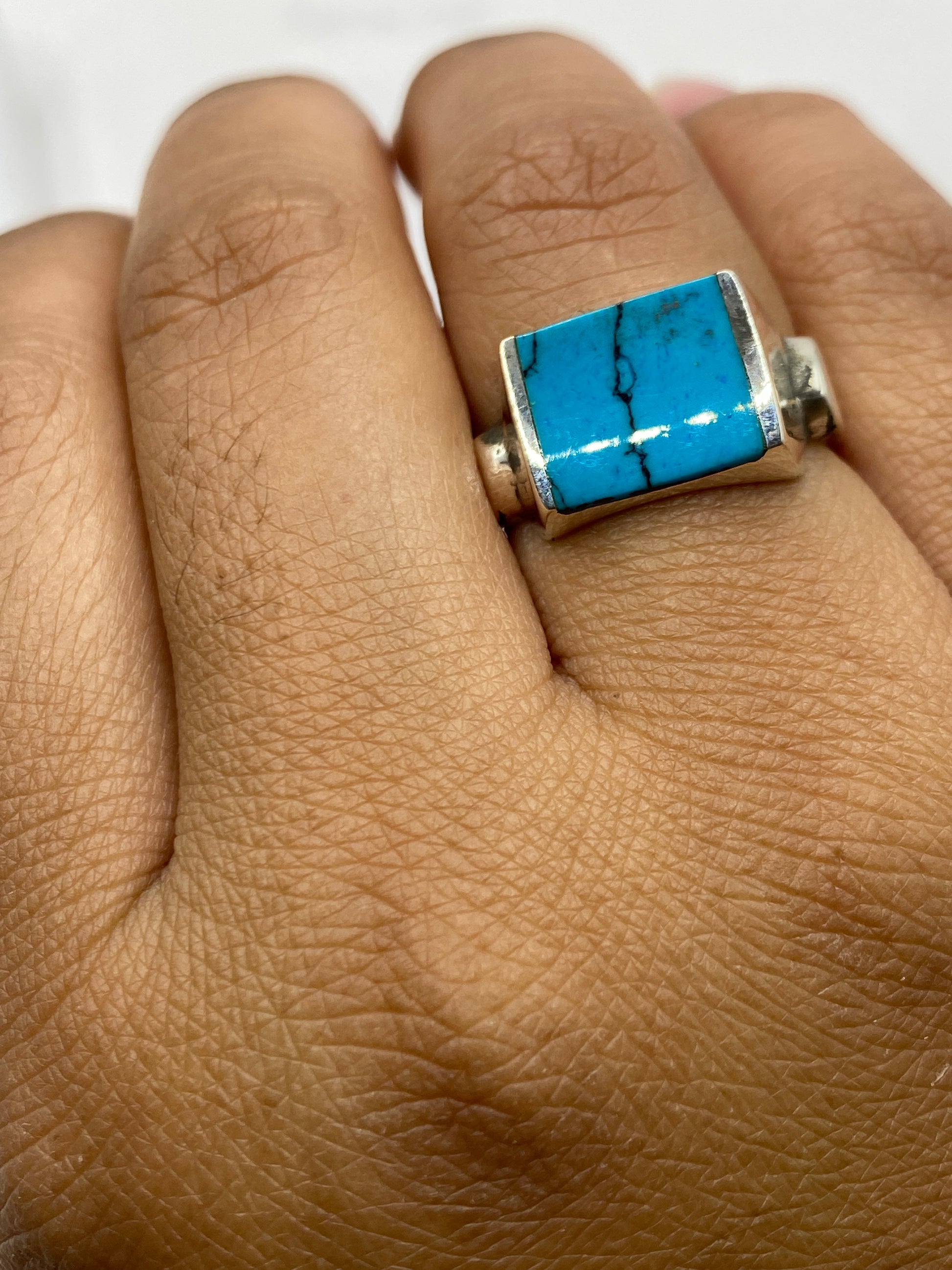 Anillo sobre fondo blanco mostrando el diseño geométrico minimalista