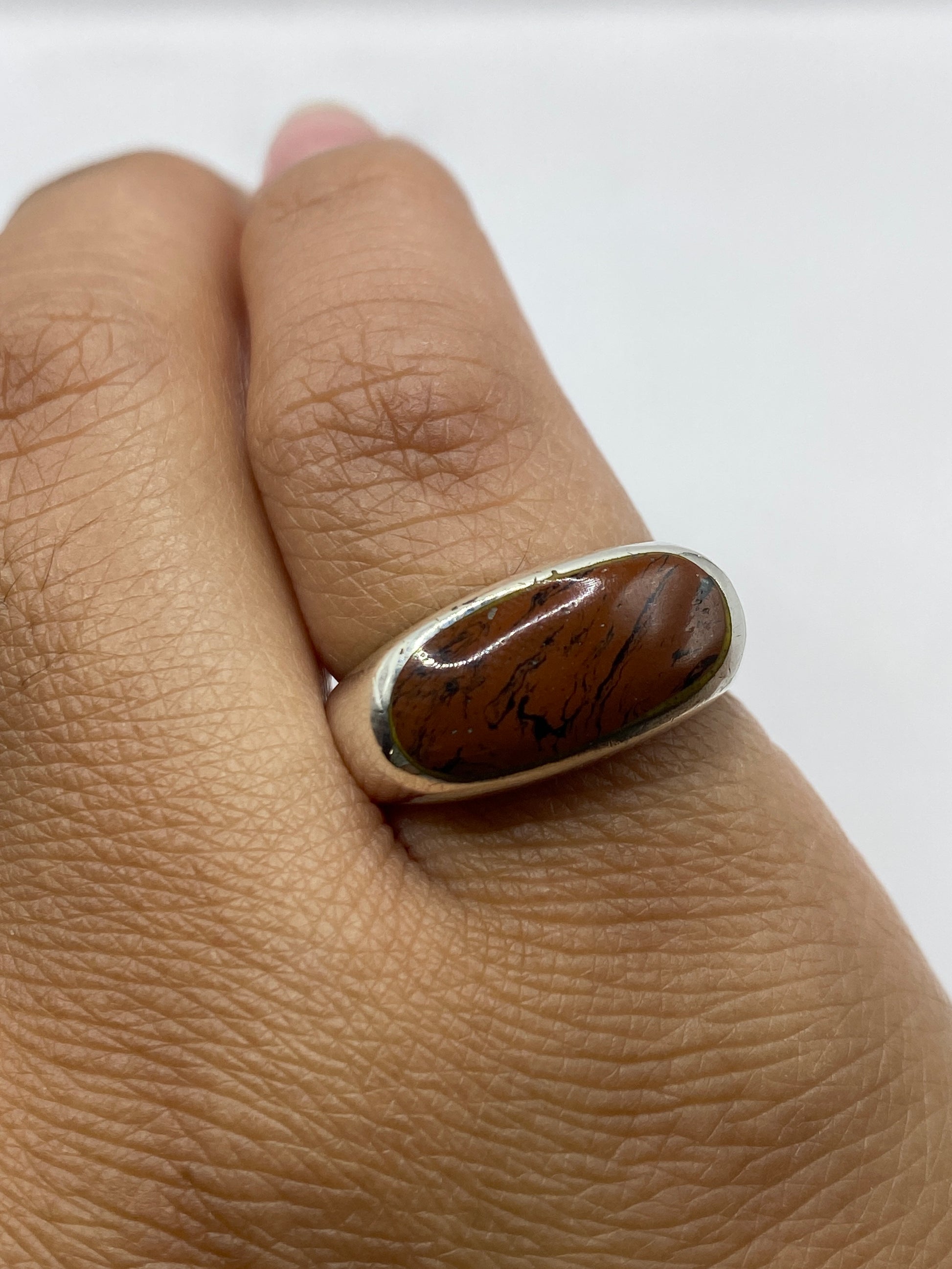 Anillo sobre fondo blanco mostrando el Quinto 925 grabado