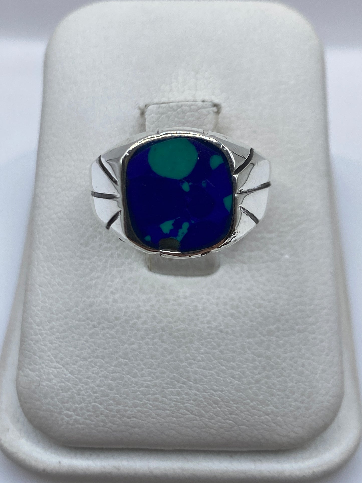 Anillo de plata .925 con piedra azul engastada, vista frontal en estuche blanco