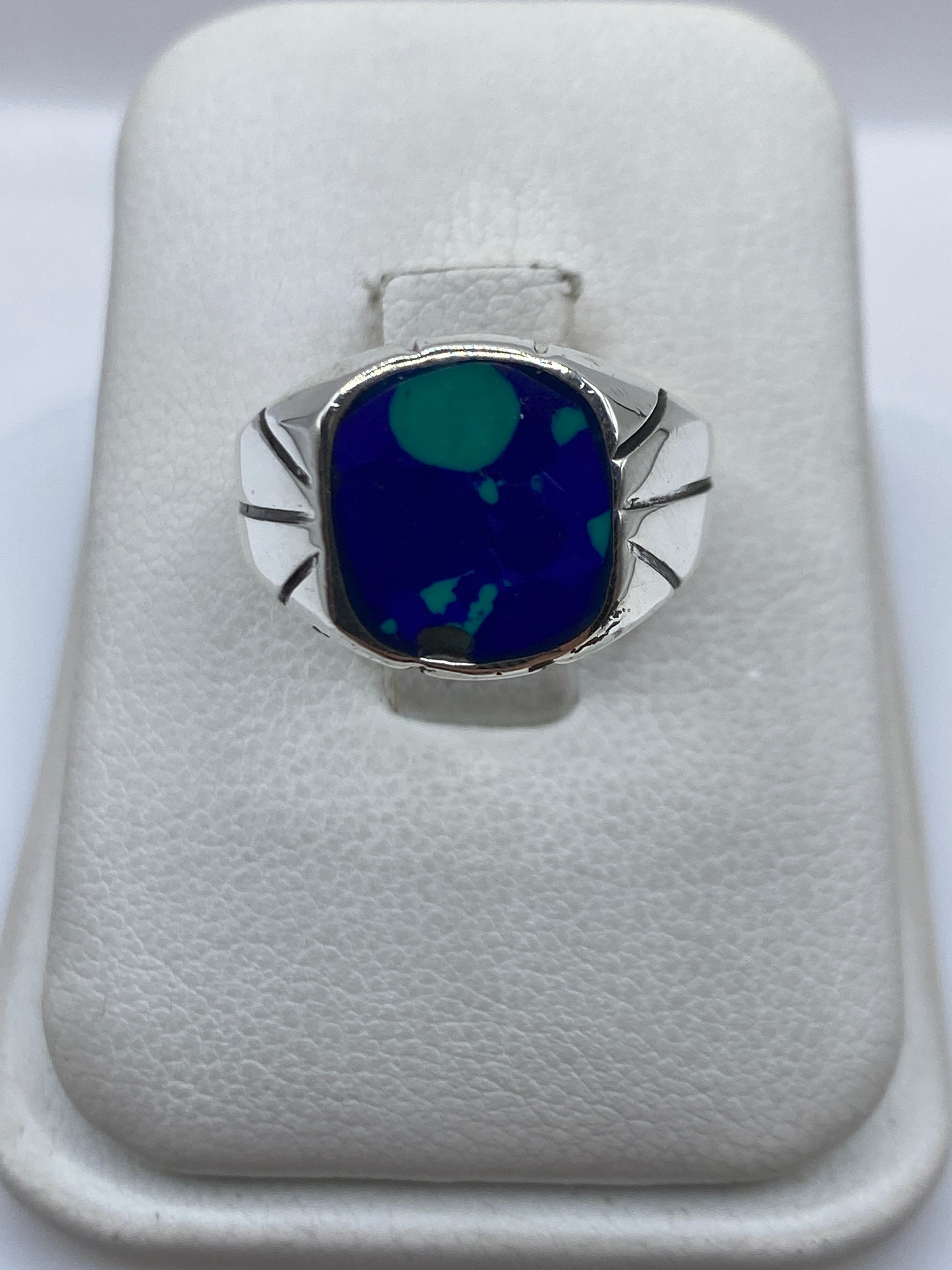 Anillo de plata .925 con piedra azul engastada, vista frontal en estuche blanco