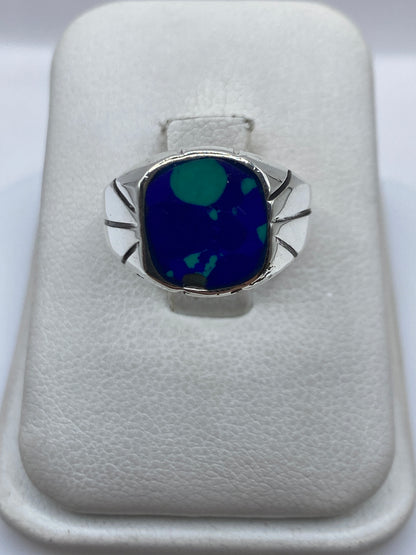 Anillo de plata .925 con piedra azul engastada, vista frontal en estuche blanco