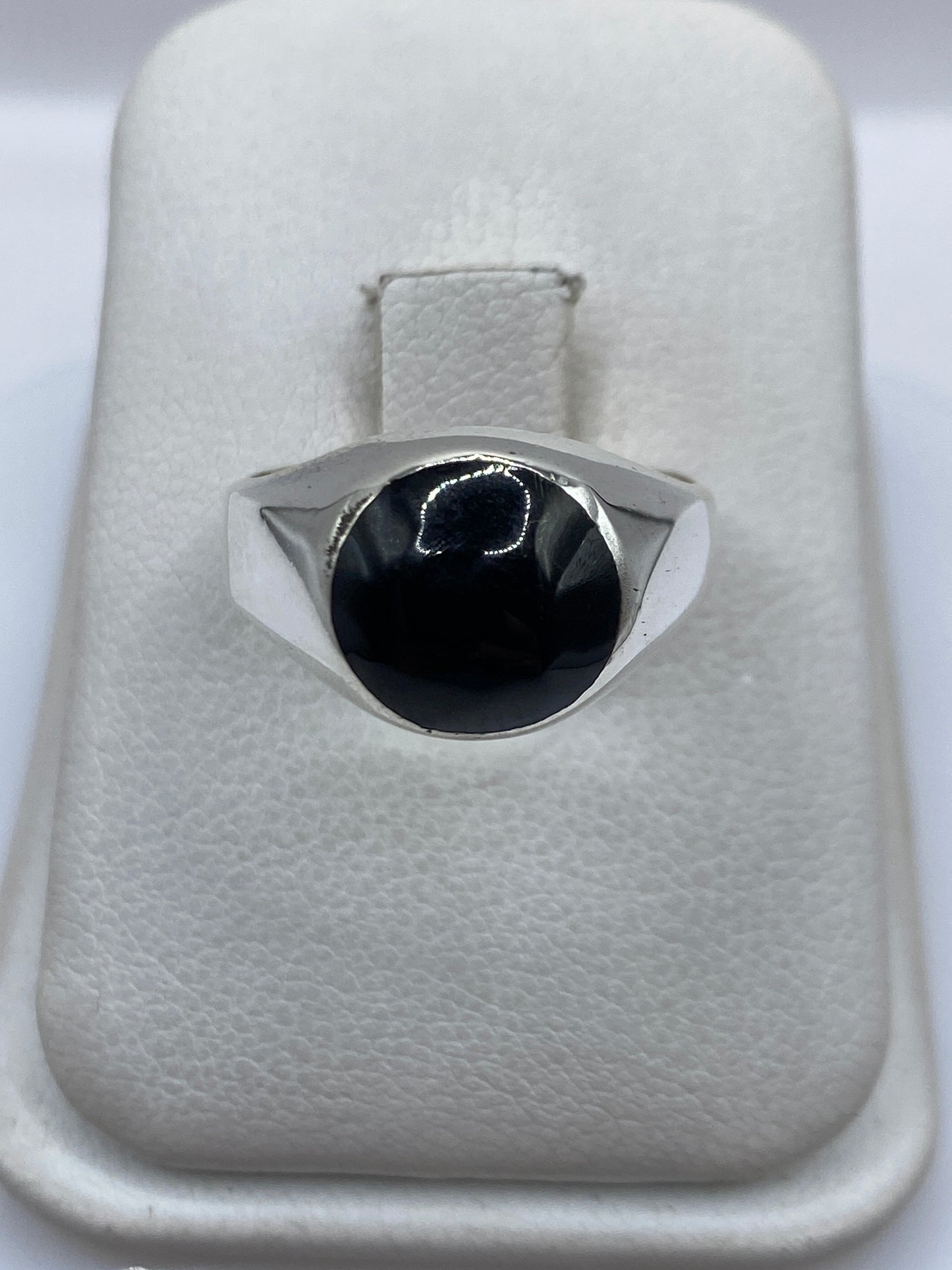 Anillo de plata .925 con ónix negro pulido en fondo blanco