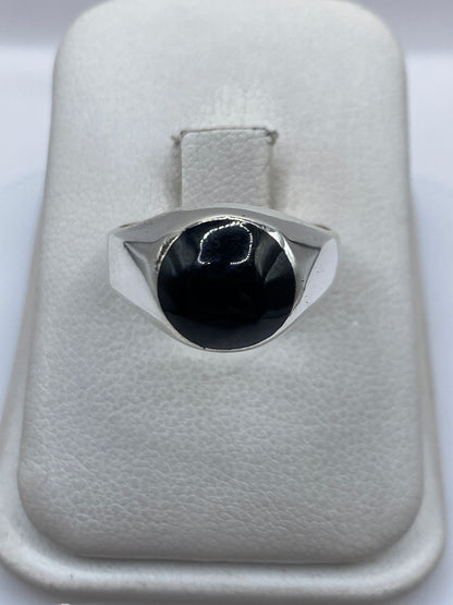Anillo de plata .925 con ónix negro pulido en fondo blanco