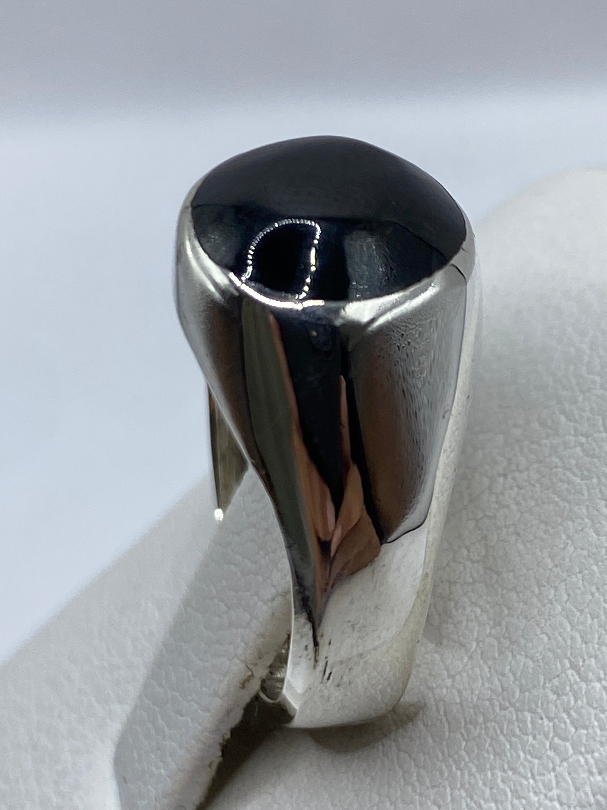 Detalle de la profundidad del ónix negro en plata brillante