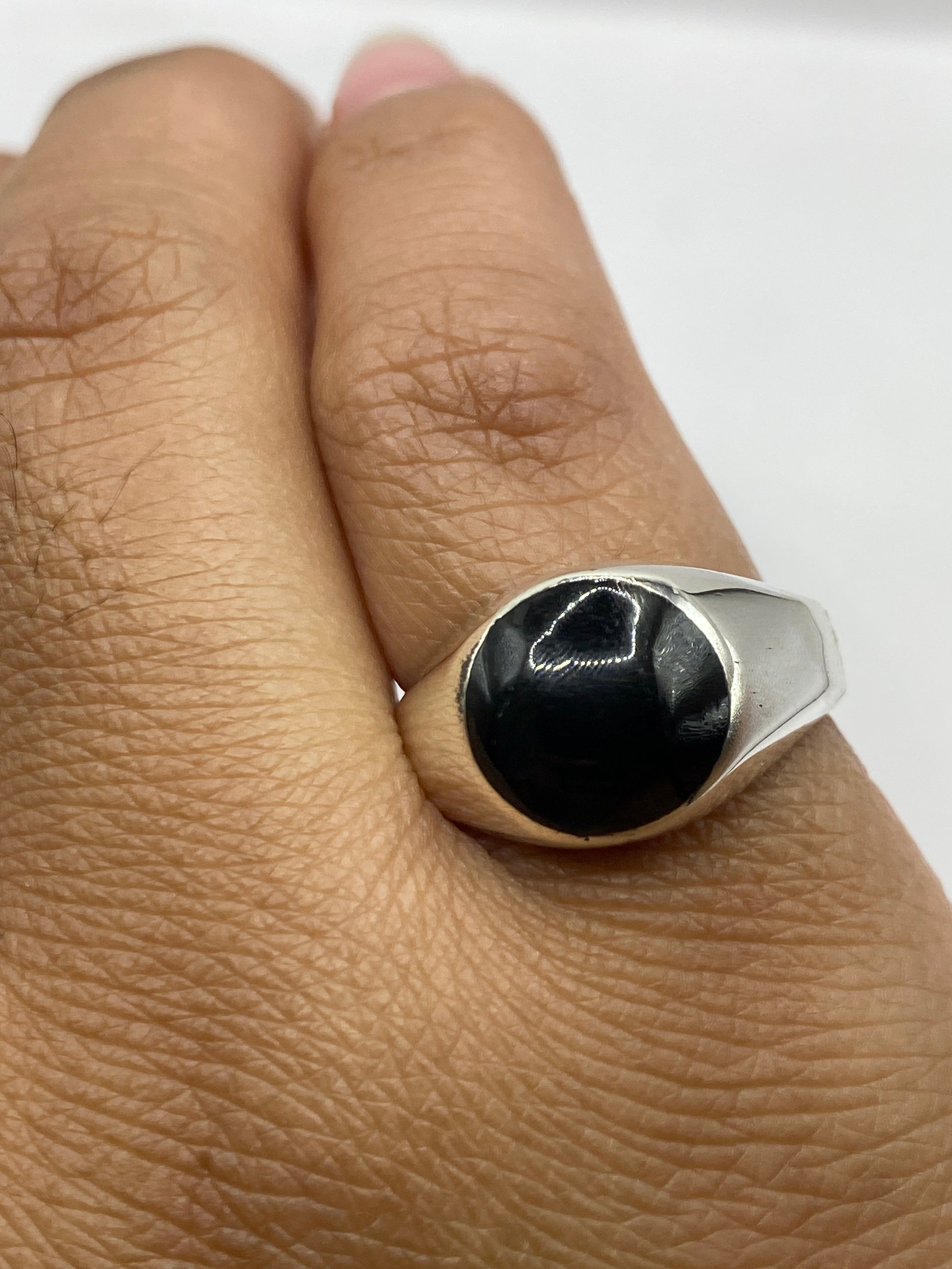 Anillo en dedo mostrando el peso y presencia de la plata de Taxco