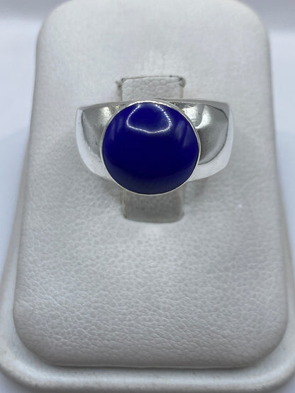 Anillo de plata .925 solitario con piedra azul engastada en la mano