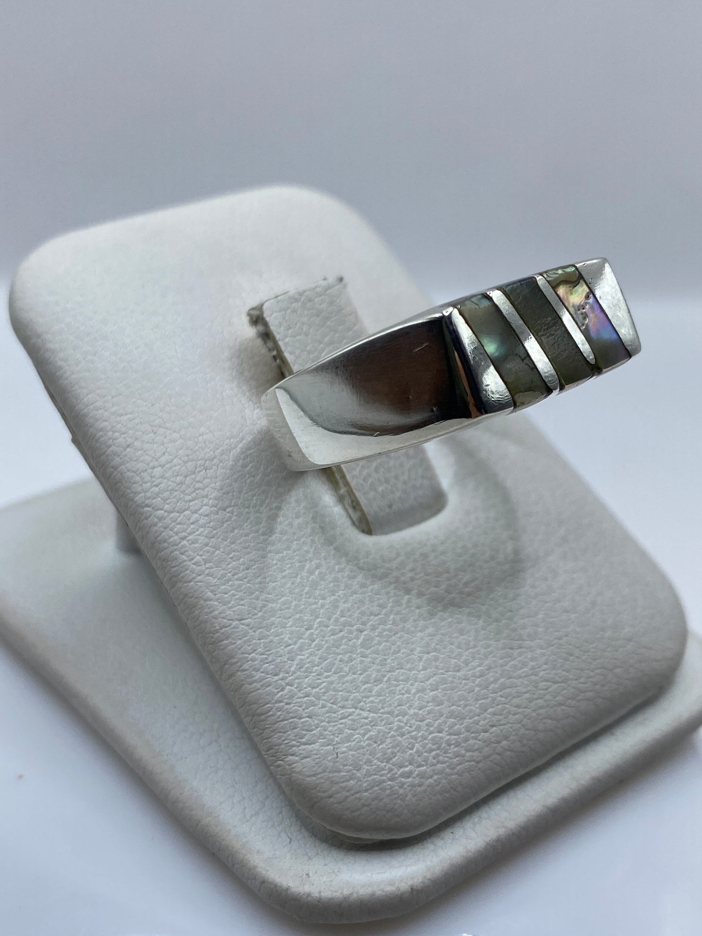 Vista lateral del anillo mostrando el engaste a mano y la profundidad del diseño