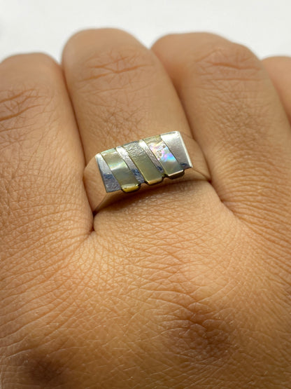Anillo sobre fondo blanco mostrando el sello 925 en el interior