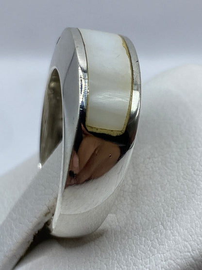 Anillo de perla en plata en la mano de una mujer, mostrando el brillo nacarado