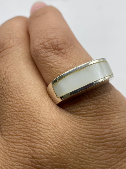 Perfil lateral del anillo mostrando la curvatura del engaste y el Quinto .925