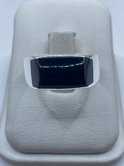Anillo de plata .925 con onix negro rectangular en mano masculina