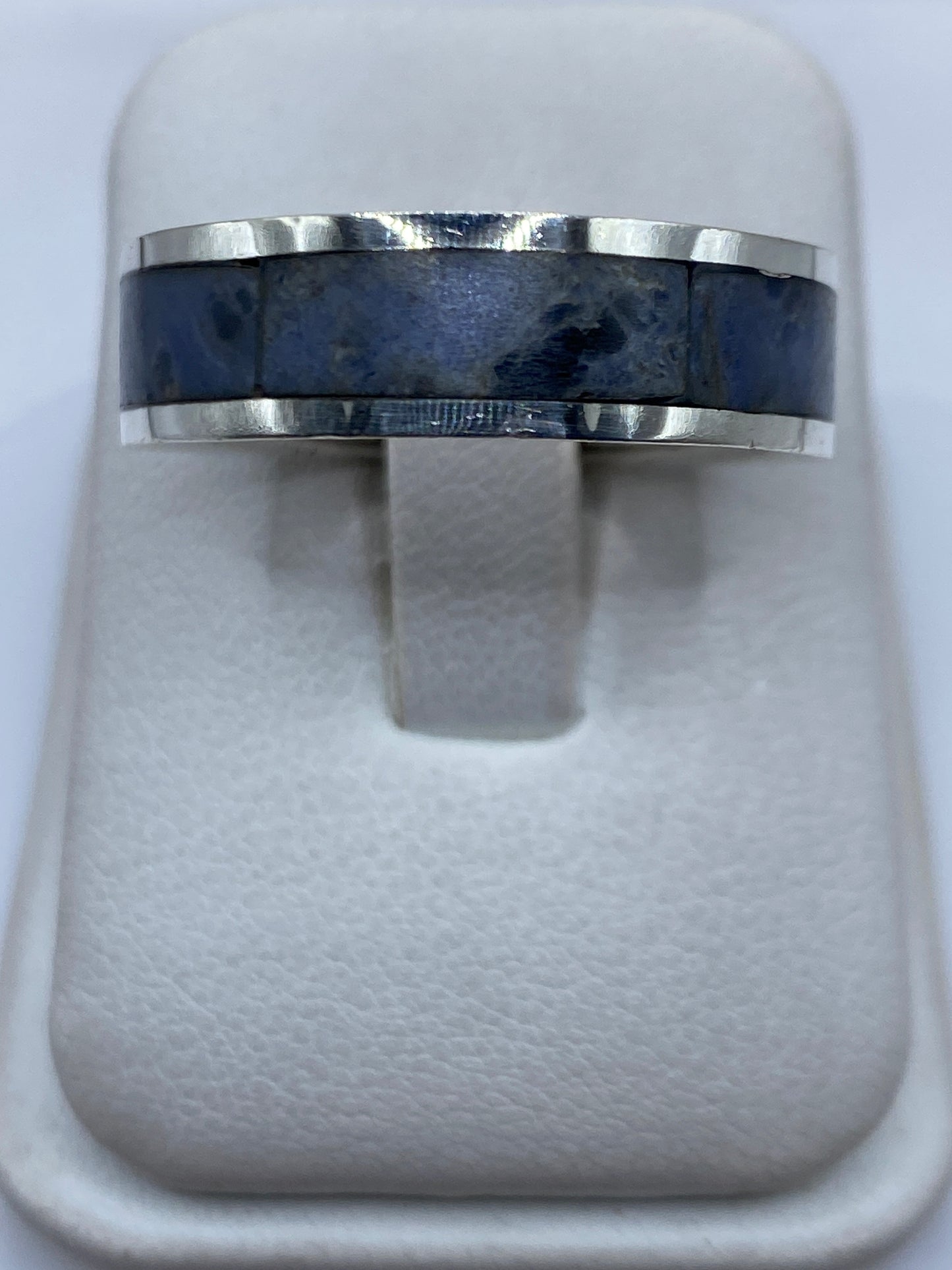 Anillo de plata .950 con piedra incrustada, vista frontal sobre fondo blanco