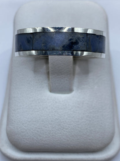 Anillo de plata .950 con piedra incrustada, vista frontal sobre fondo blanco