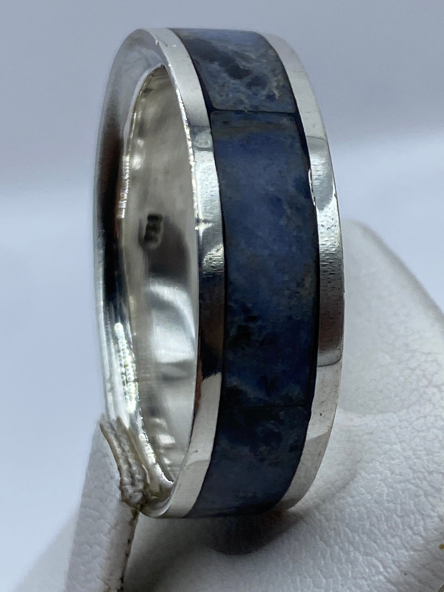 Anillo en el dedo, posición de uso diario, luz natural