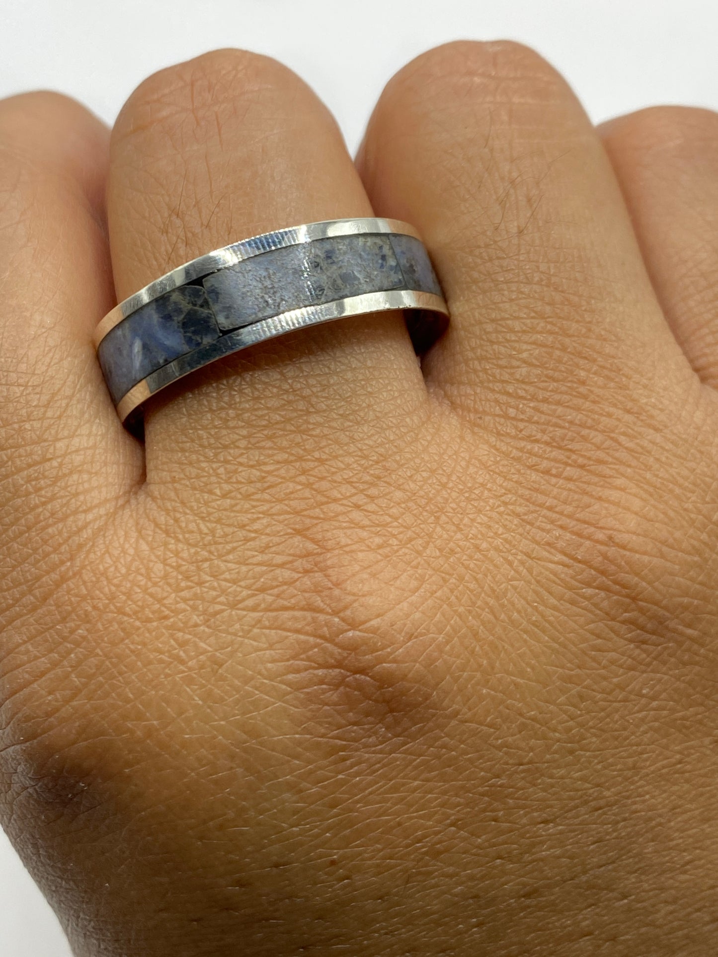 Interior del anillo revelando la marca de Quinto .950 y el acabado pulido