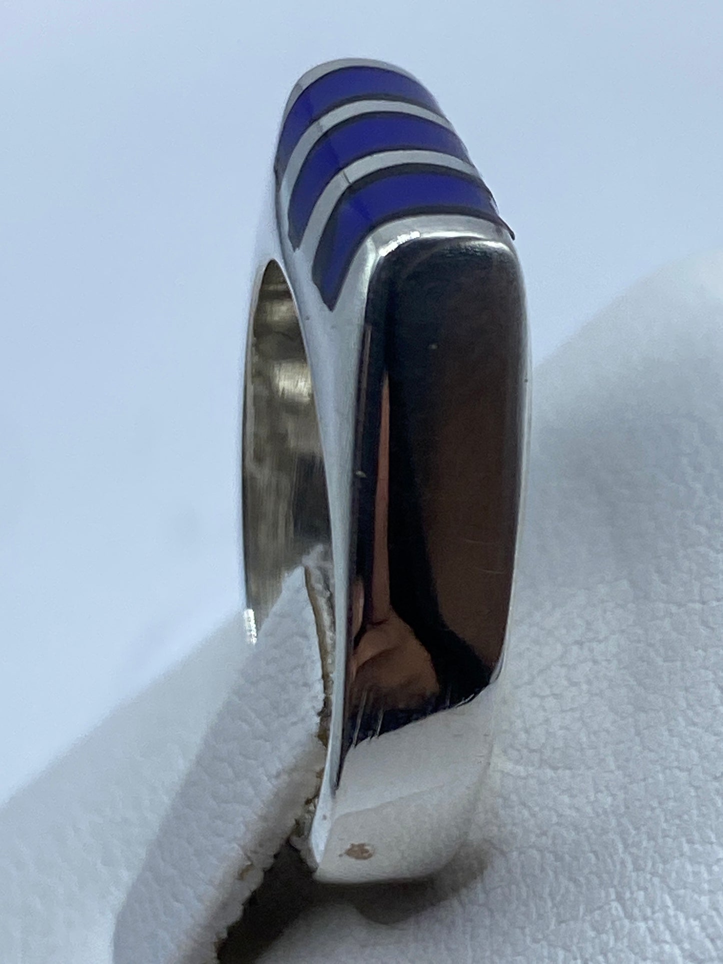 Anillo en la mano mostrando el color azul y la proporción del diseño