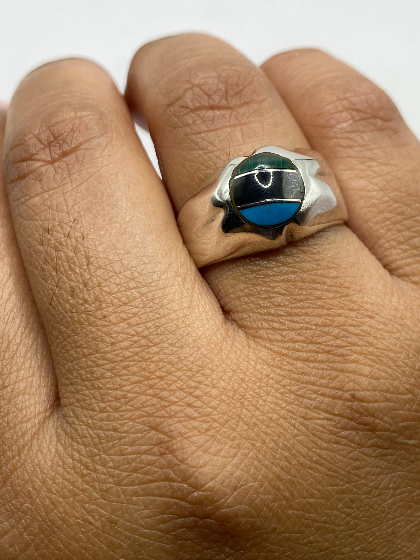 Anillo en uso sobre dedo, mostrando presencia y diseño arquitectónico