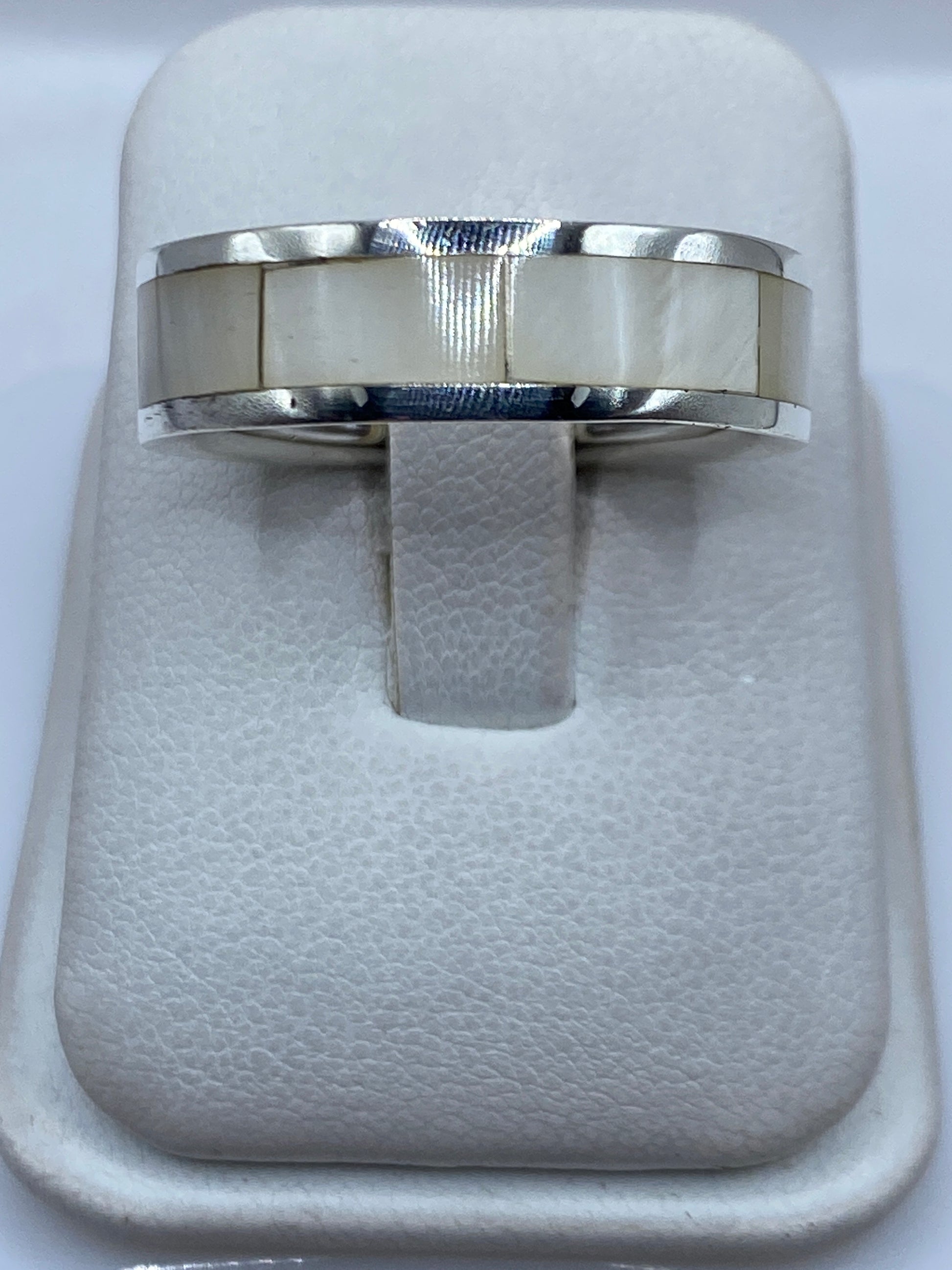 Anillo de plata .950 con perla blanca nacarada engastada, visto de frente