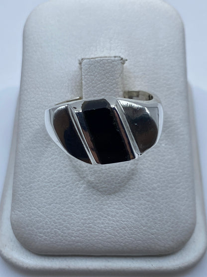 Anillo de plata .925 con ónix negro engastado, vista frontal en estuche blanco