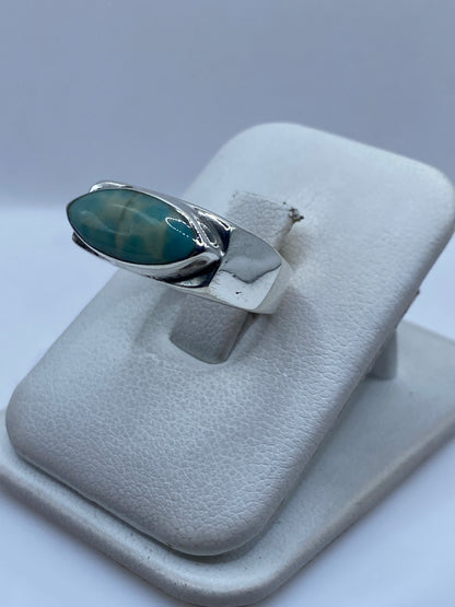 Detalle del engaste de la piedra azul cielo en plata .925, mostrando la tecnica a mano