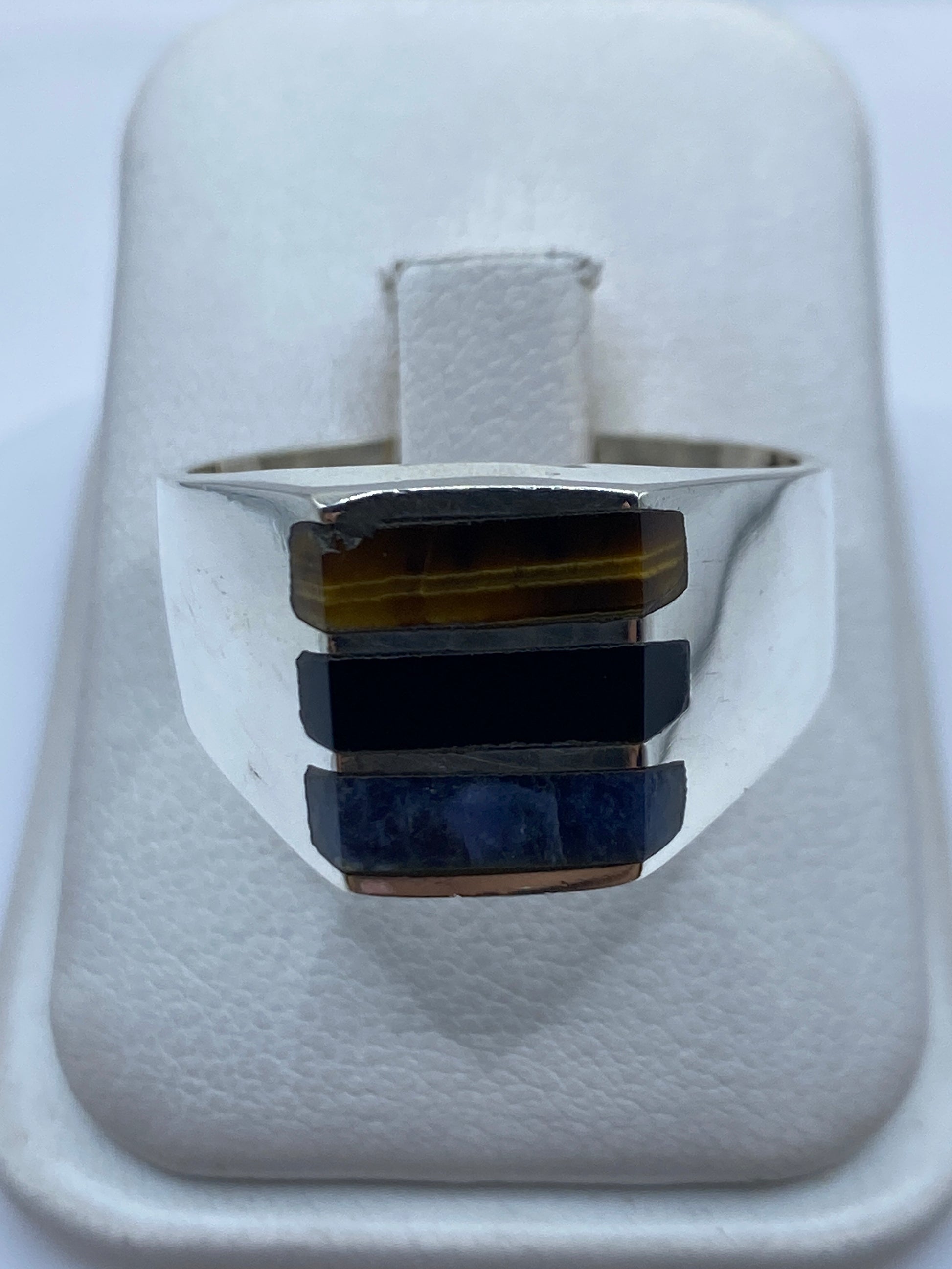 Anillo de plata con lapislázuli azul profundo en la mano de un hombre