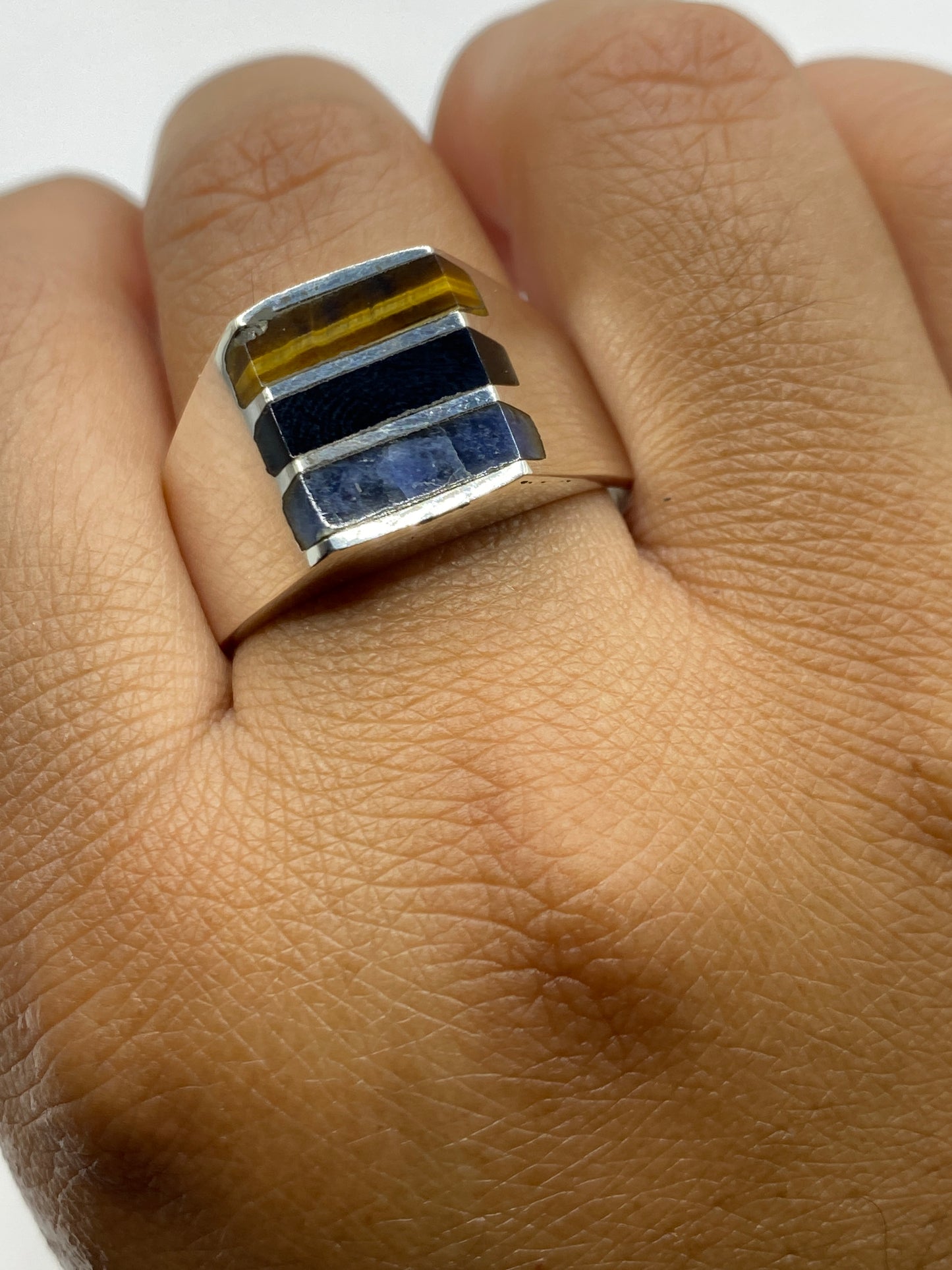 Anillo sobre fondo gris mostrando el Quinto .925 en el interior