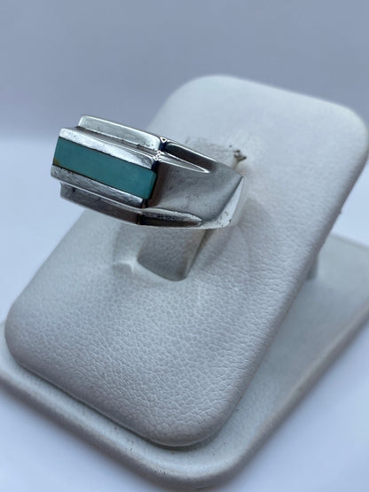 Anillo en el dedo mostrando el diseño minimalista y el color azul cielo de la turquesa