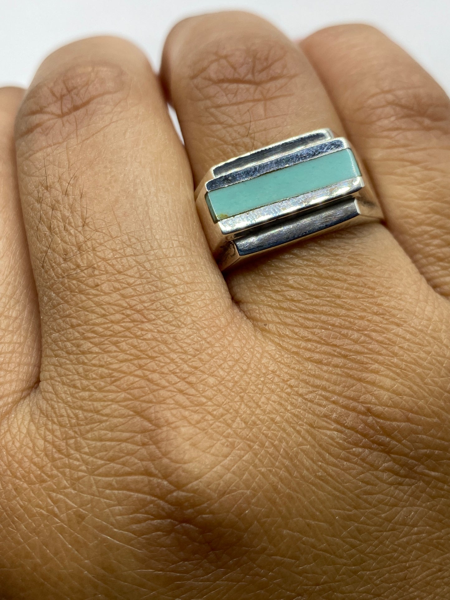 Anillo sobre fondo blanco con el Quinto .925 visible en la banda