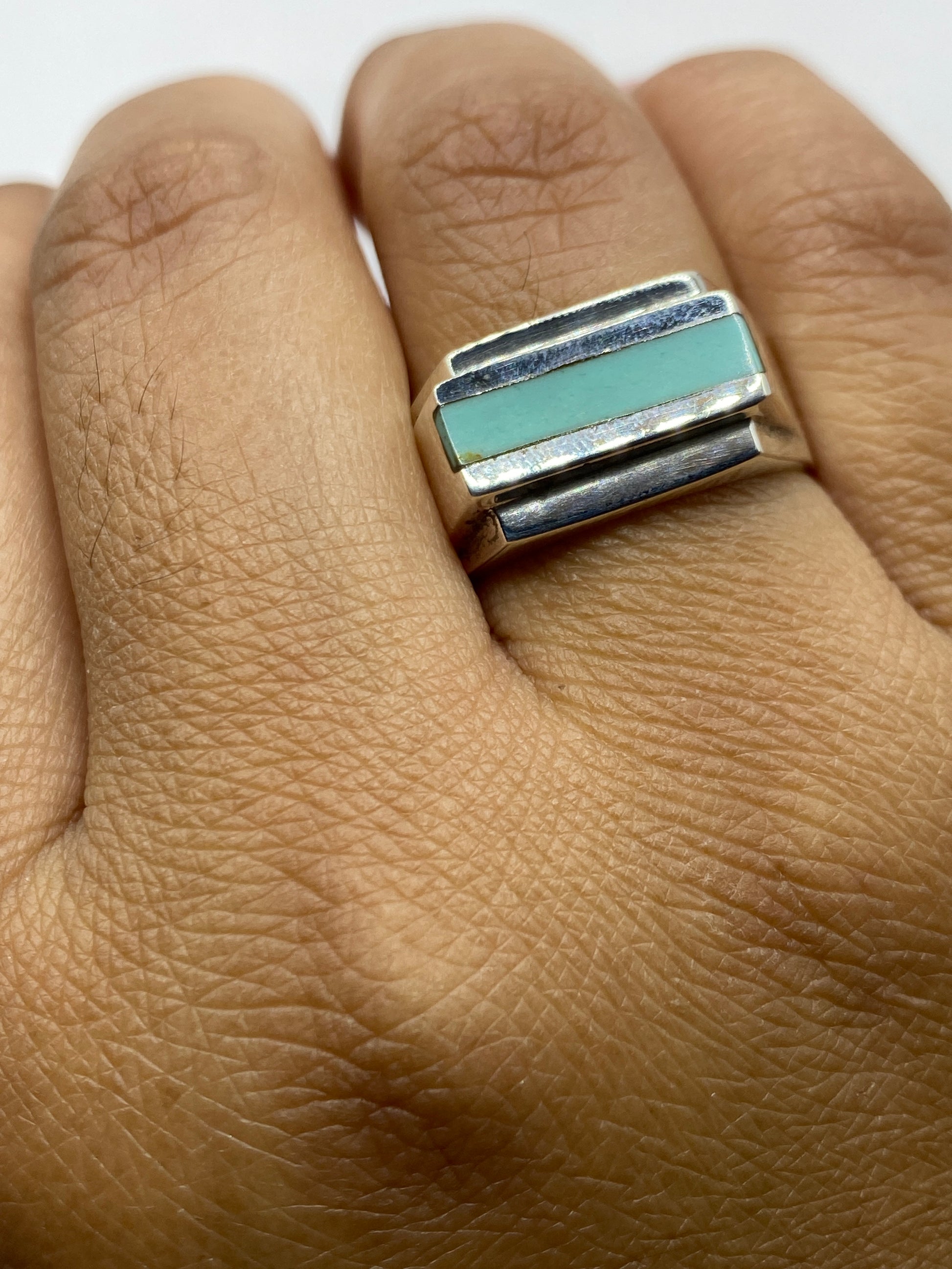 Anillo sobre fondo blanco con el Quinto .925 visible en la banda