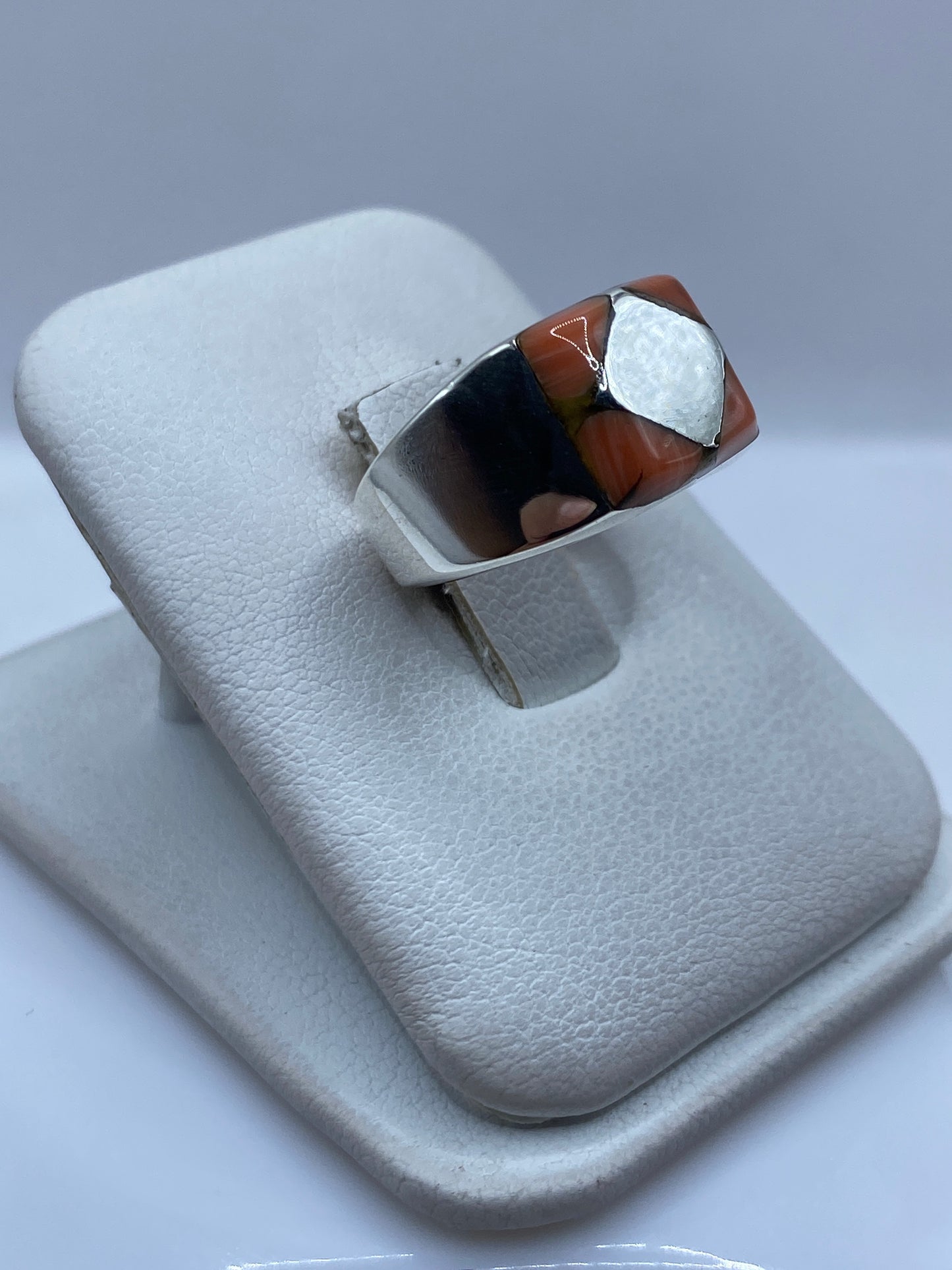 Detalle lateral del anillo mostrando el engaste manual y el volumen de la plata
