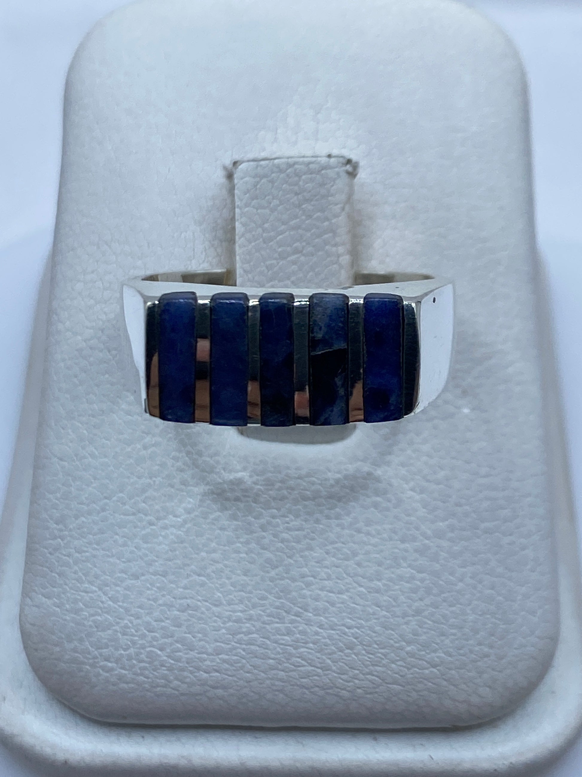 Anillo de plata .925 con cinco rectángulos de lapislázuli azul en banda pulida, vista frontal