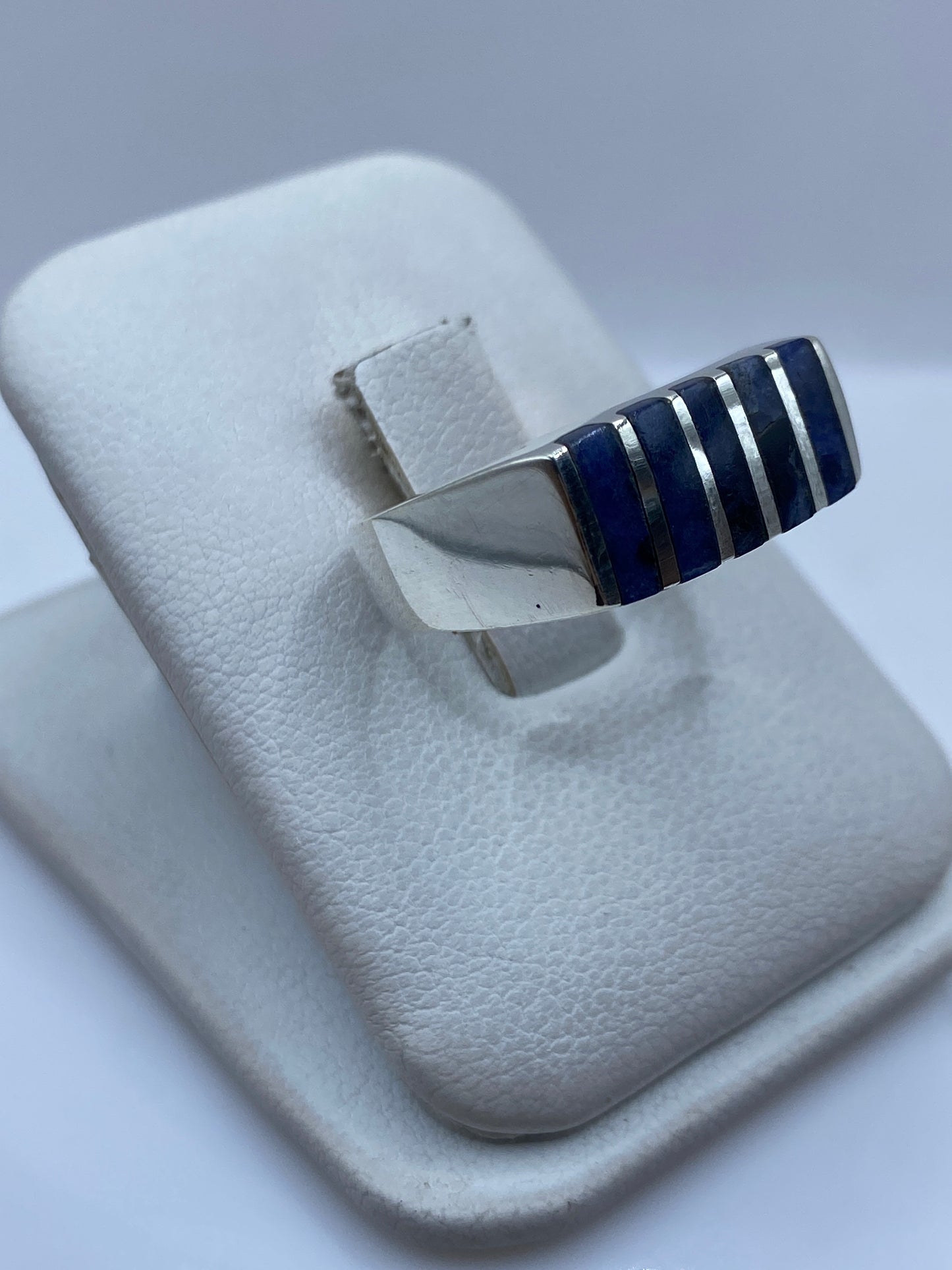 Detalle del engaste a mano de lapislázuli en plata, mostrando las pestañas artesanales