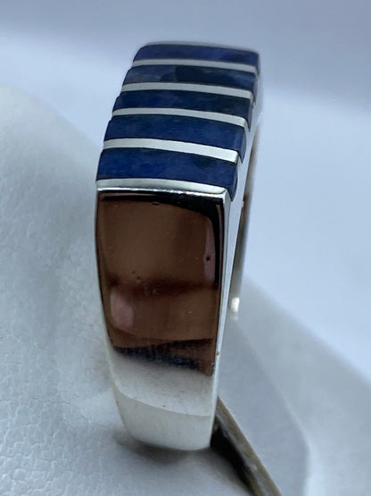 Anillo en mano masculina, demostrando el equilibrio del diseño arquitectónico
