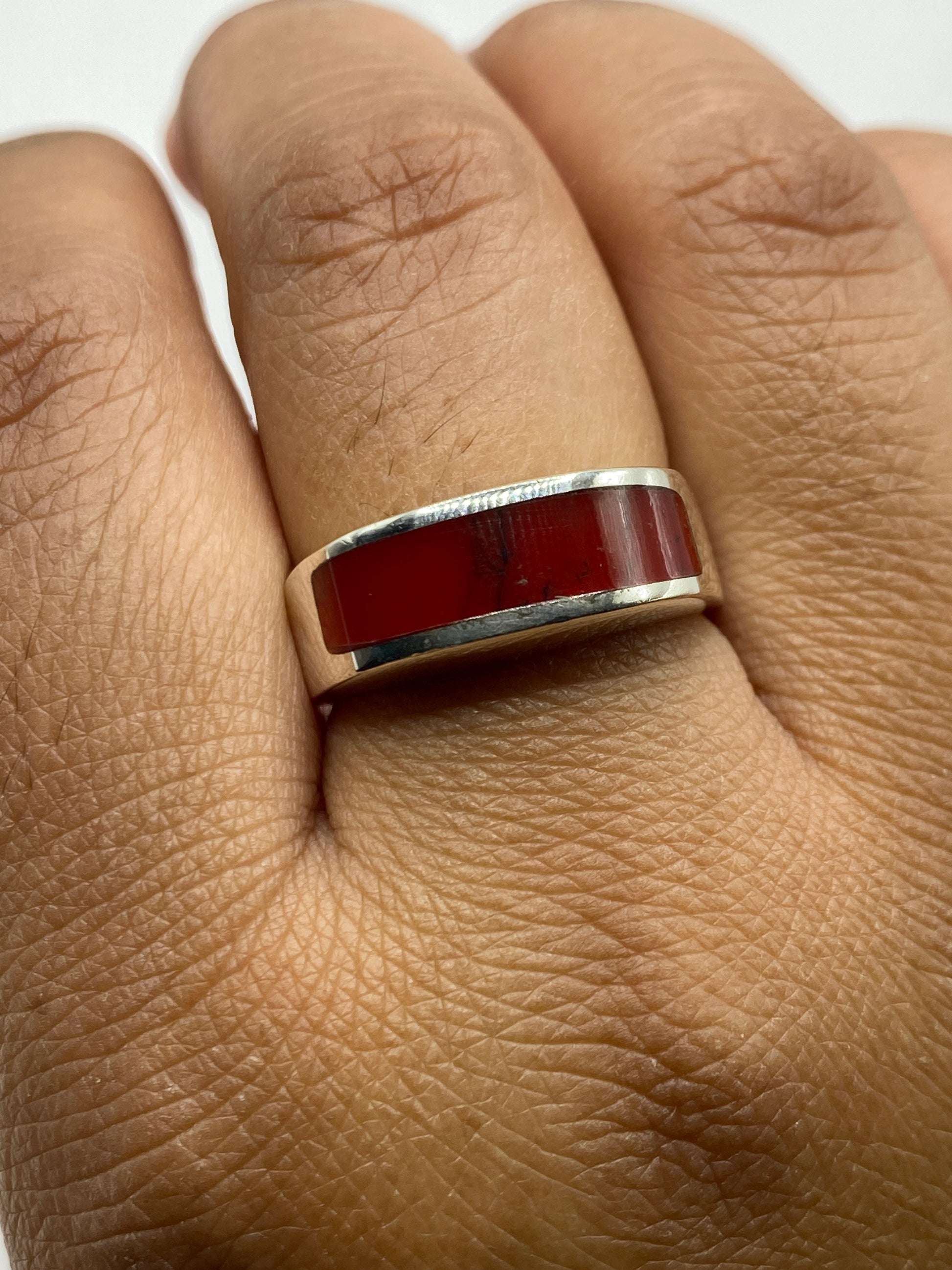 Anillo sobre fondo blanco mostrando el Quinto .925 en el interior