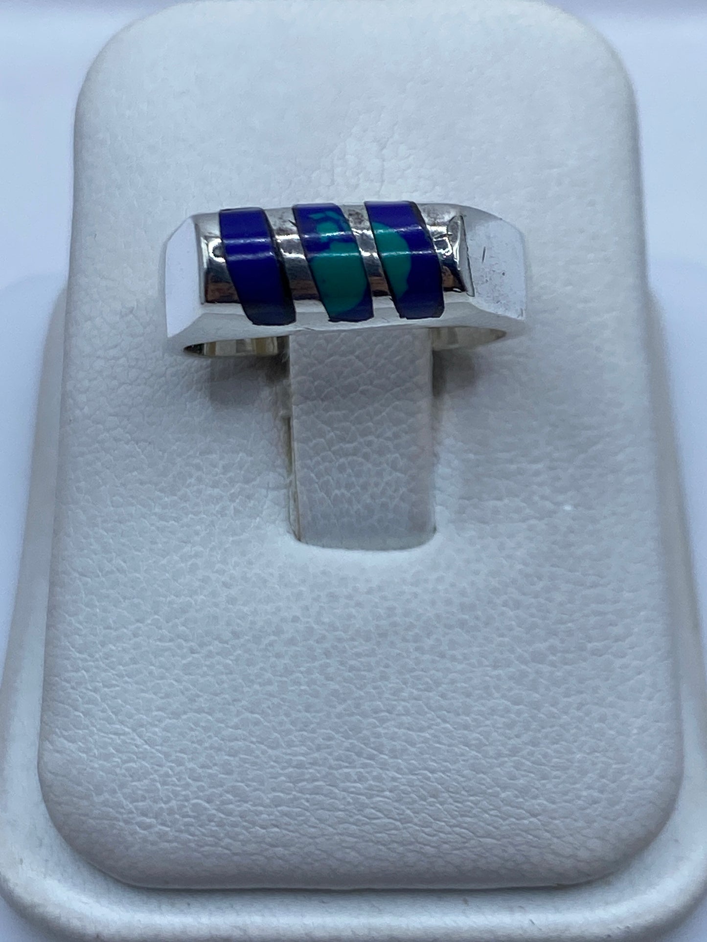 Anillo de plata .925 con bandas de piedra azul engastada, visto de frente