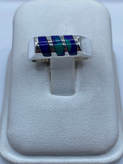 Anillo de plata .925 con bandas de piedra azul engastada, visto de frente