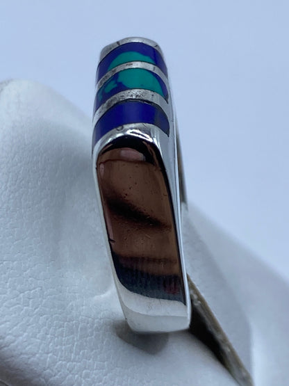 Anillo en el dedo mostrando cómo lucen las piedras en contexto de uso