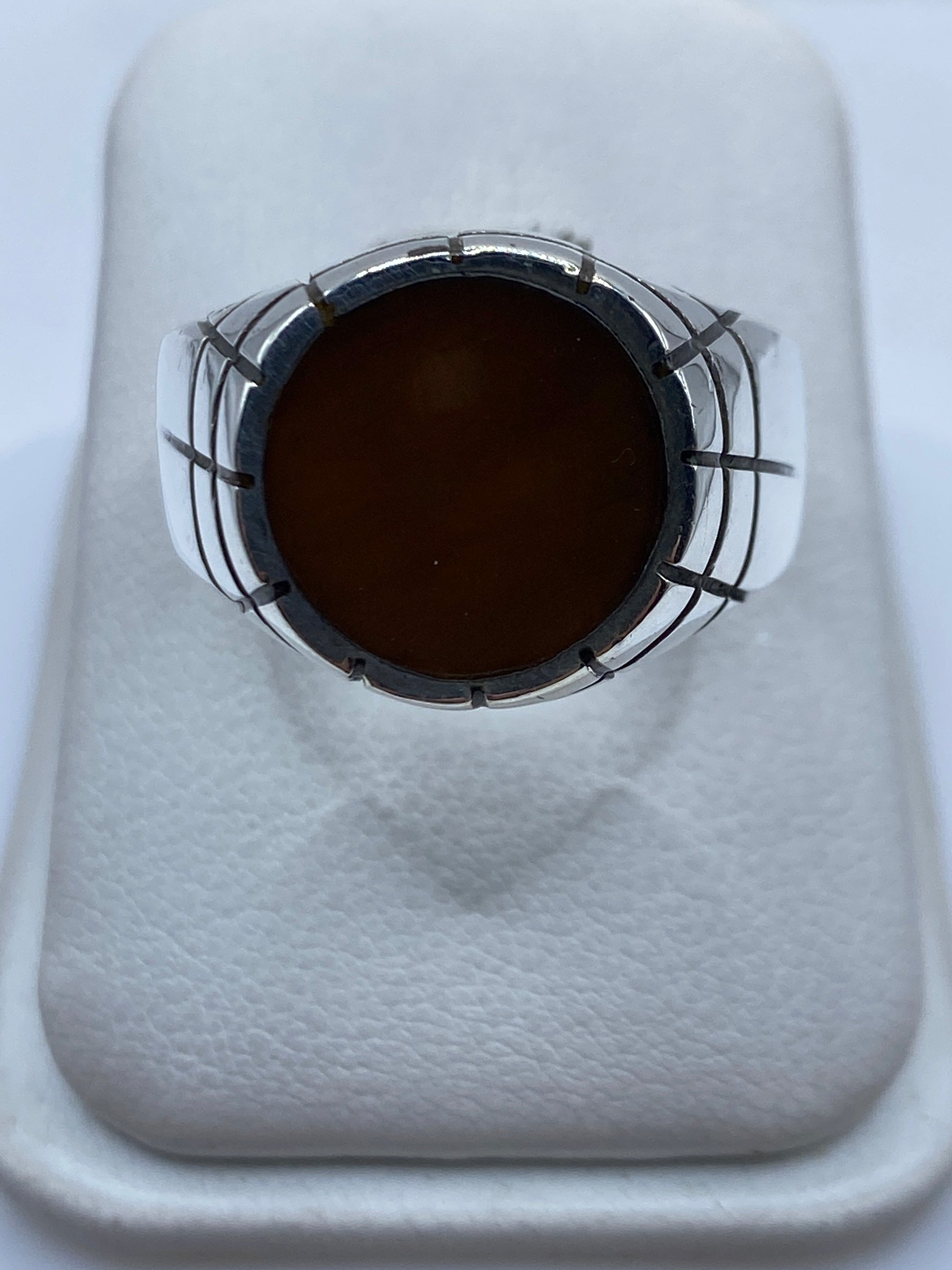 Anillo de plata .925 con piedra café natural en montaje artesanal visto desde arriba