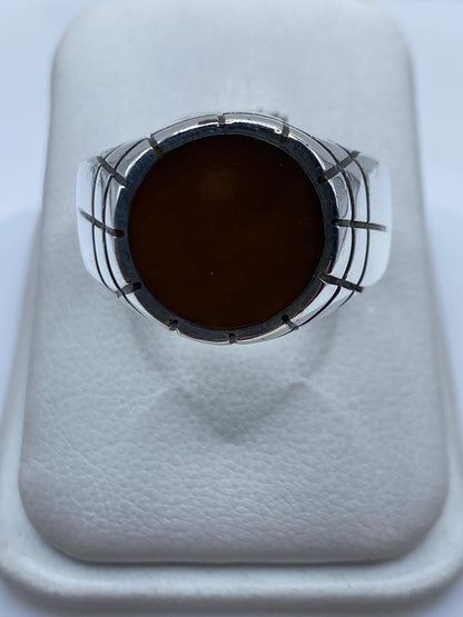 Anillo de plata .925 con piedra café natural en montaje artesanal visto desde arriba