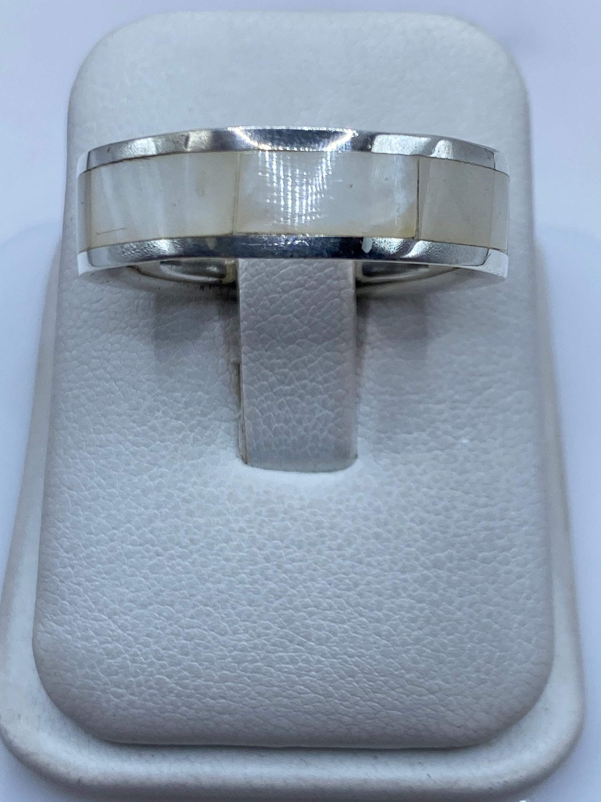Anillo de plata .925 con perla blanco marfil engastada, vista frontal en estuche