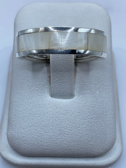 Anillo de plata .925 con perla blanco marfil engastada, vista frontal en estuche