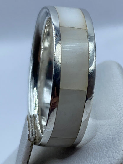 Anillo en dedo mostrando el lustre de la perla y la proporción de la banda