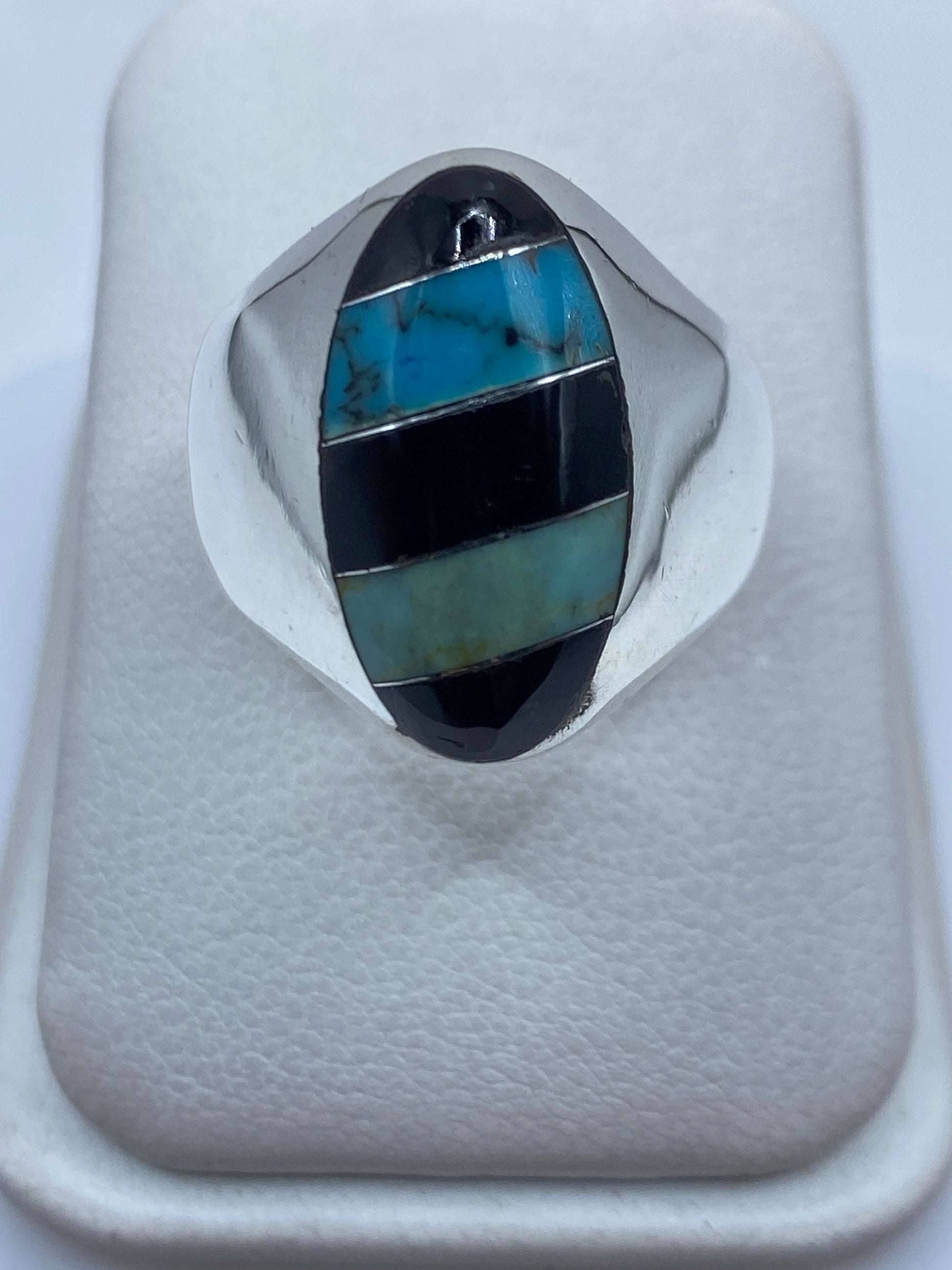 Anillo de plata .925 con turquesa azul cielo engastada en incrustación de Taxco