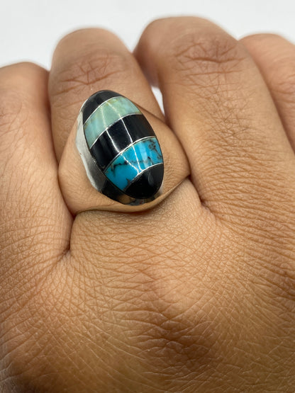 Anillo en dedo mostrando el color azul cielo de la piedra natural