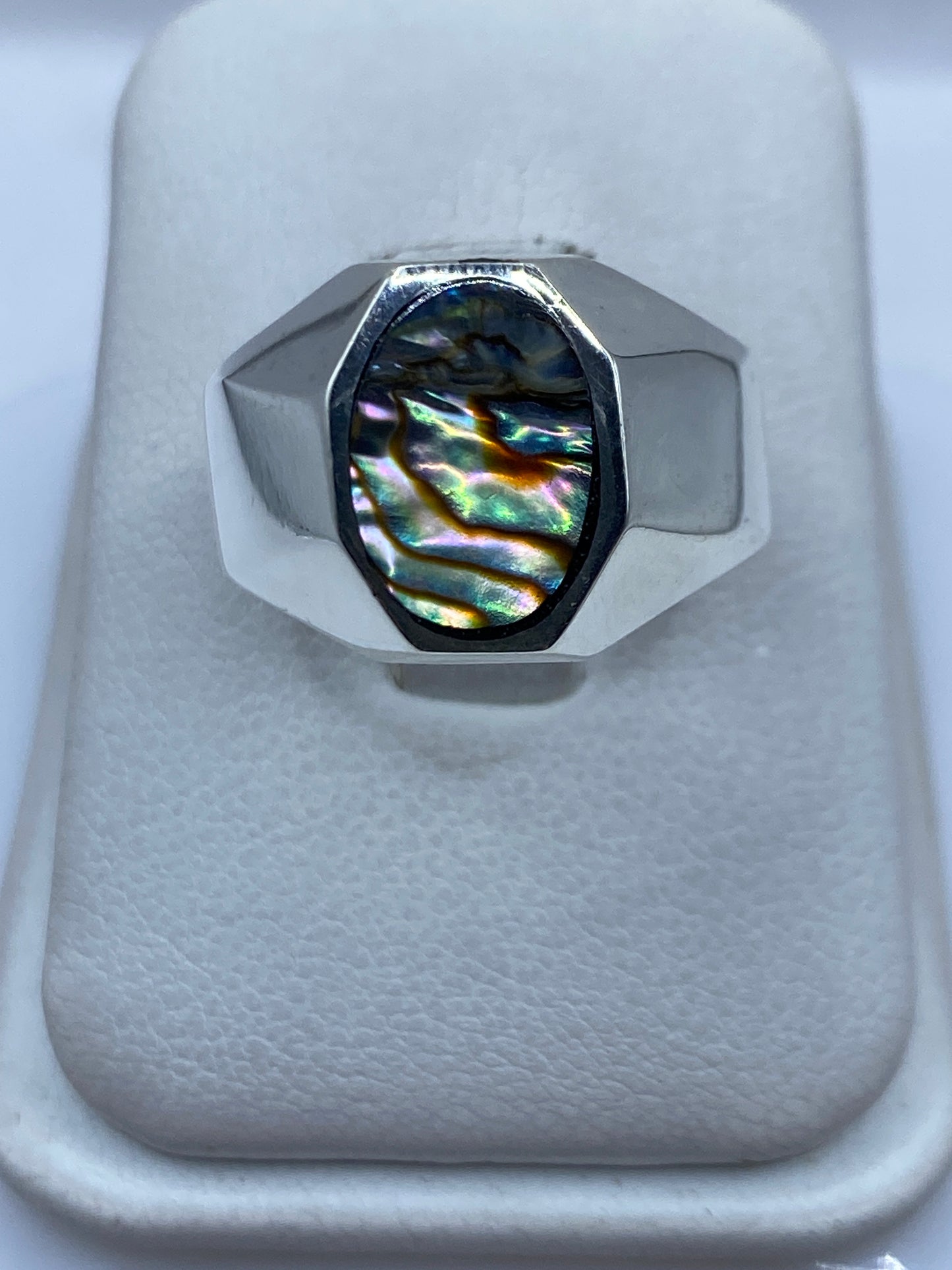 Anillo de plata .925 con piedra engastada, vista frontal sobre fondo blanco