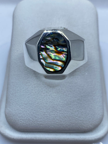 Anillo de plata .925 con piedra engastada, vista frontal sobre fondo blanco
